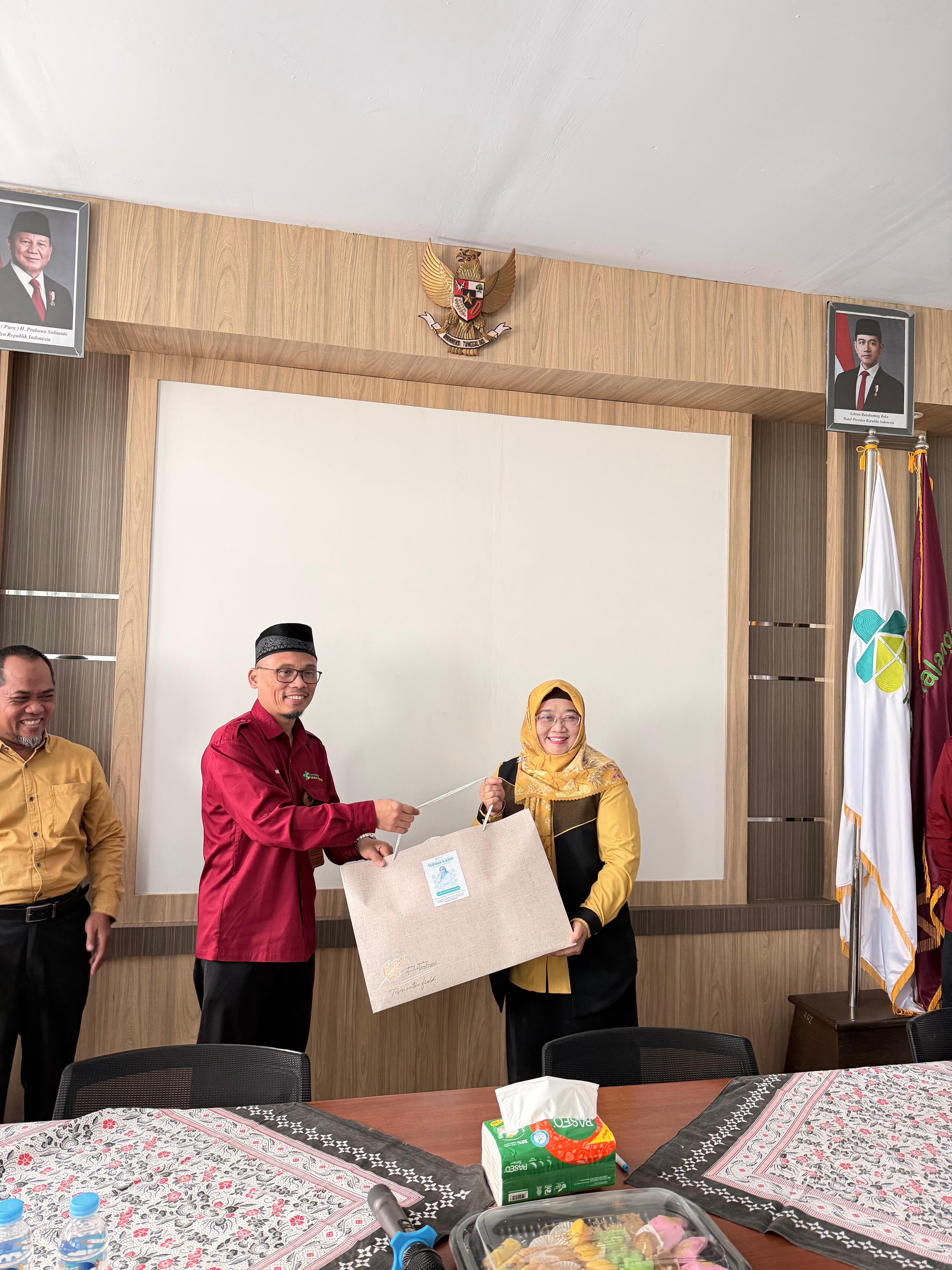 Pemberian Cinderamata kepada Ketua Jurusan Keperawatan Periode Tahun 2023-2026 Pemberian Cinderamata kepada Ketua Jurusan Keperawatan Periode Tahun 2023-2026