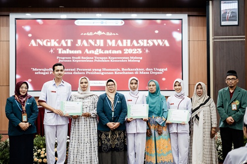 Pemberian Sertifikat Mahasiswa Berprestasi Akademik Pemberian Sertifikat Mahasiswa Berprestasi Akademik