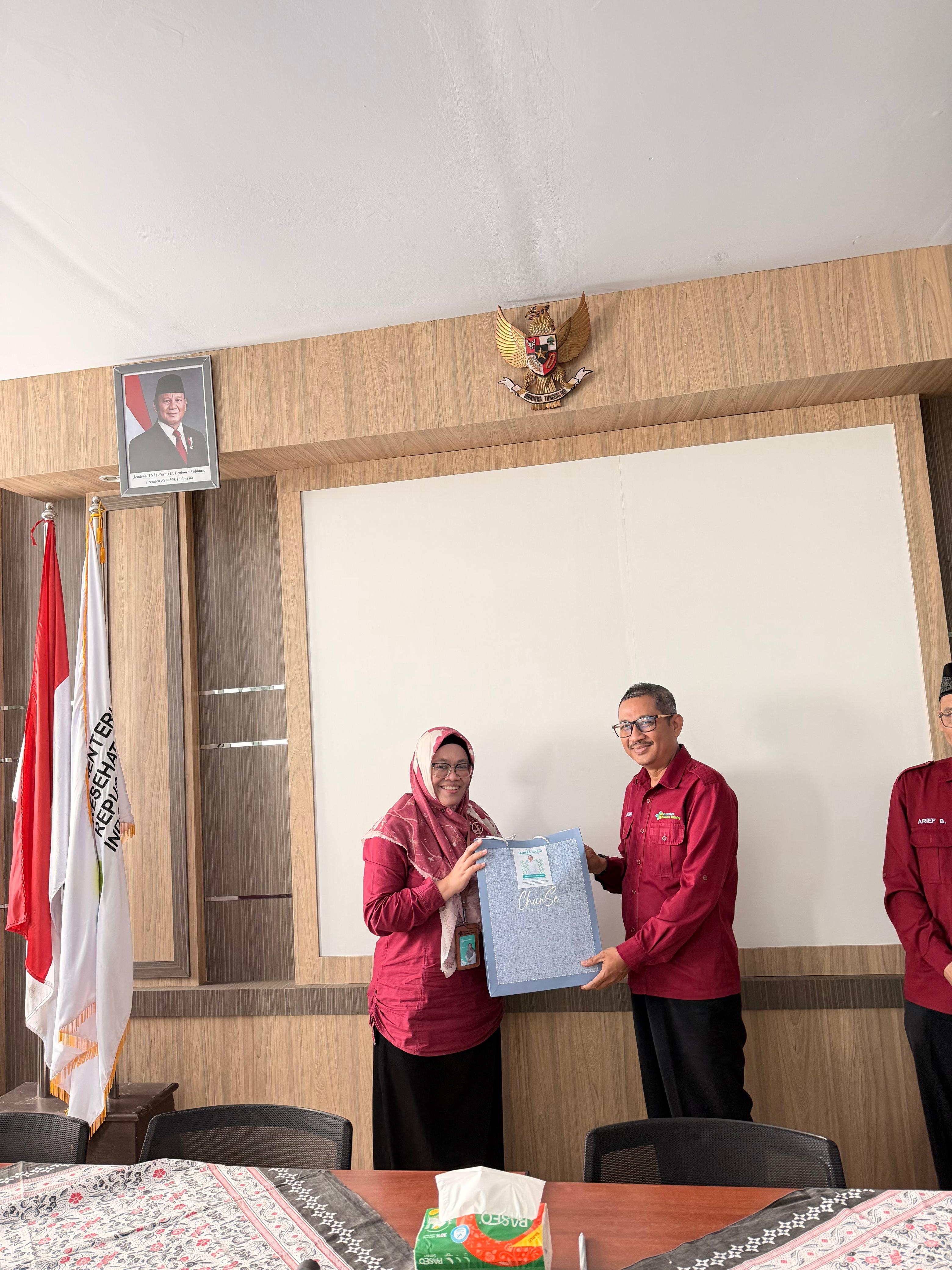 Pemberian Cinderamata kepada Kaprodi Profesi Ners Periode 2023-2026 Pemberian Cinderamata kepada Kaprodi Profesi Ners Periode 2023-2026