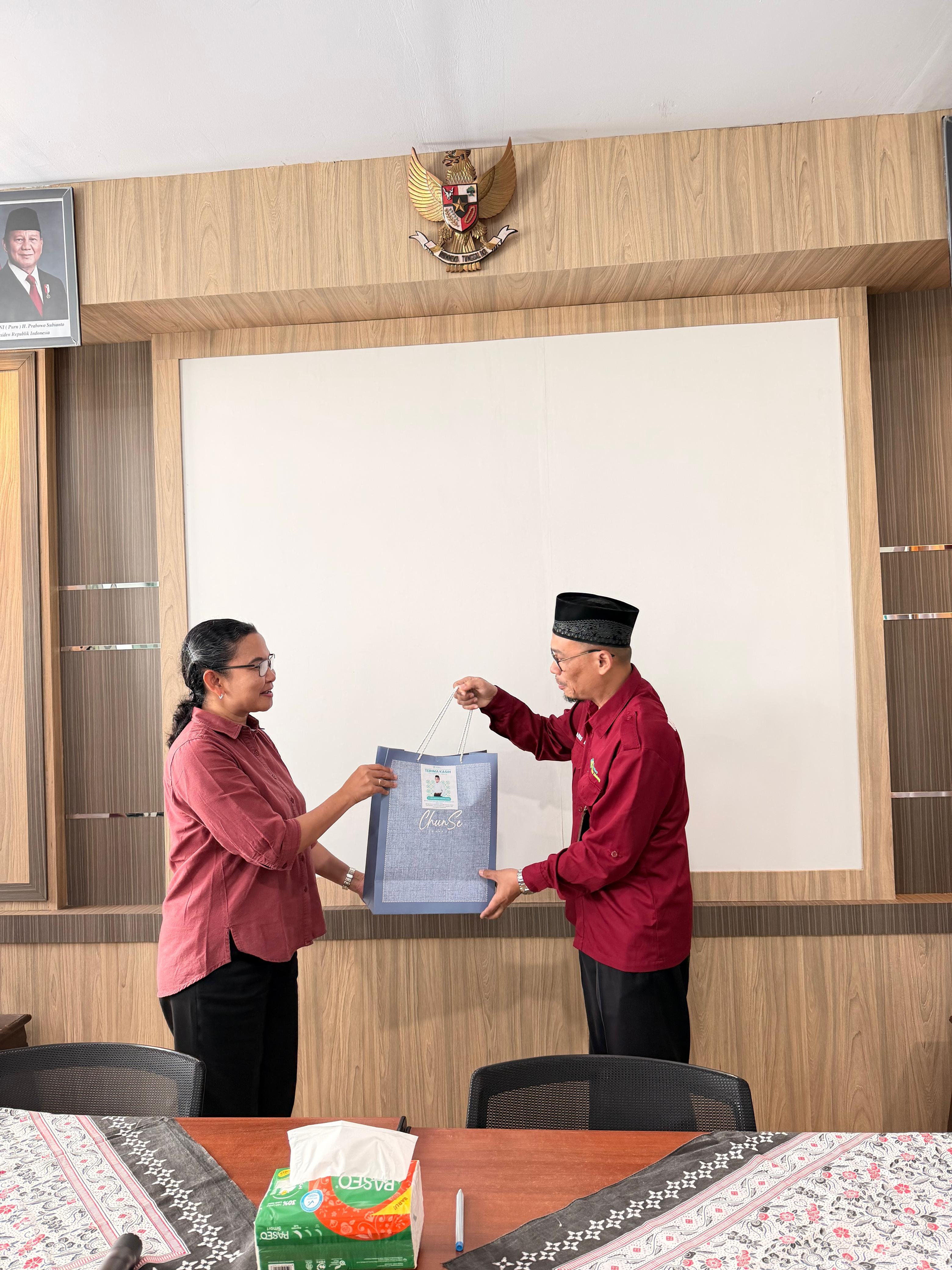 Pemberian Cinderamata kepada Kaprodi Sarjana Terapan Periode 2023-2026 Pemberian Cinderamata kepada Kaprodi Sarjana Terapan Periode 2023-2026
