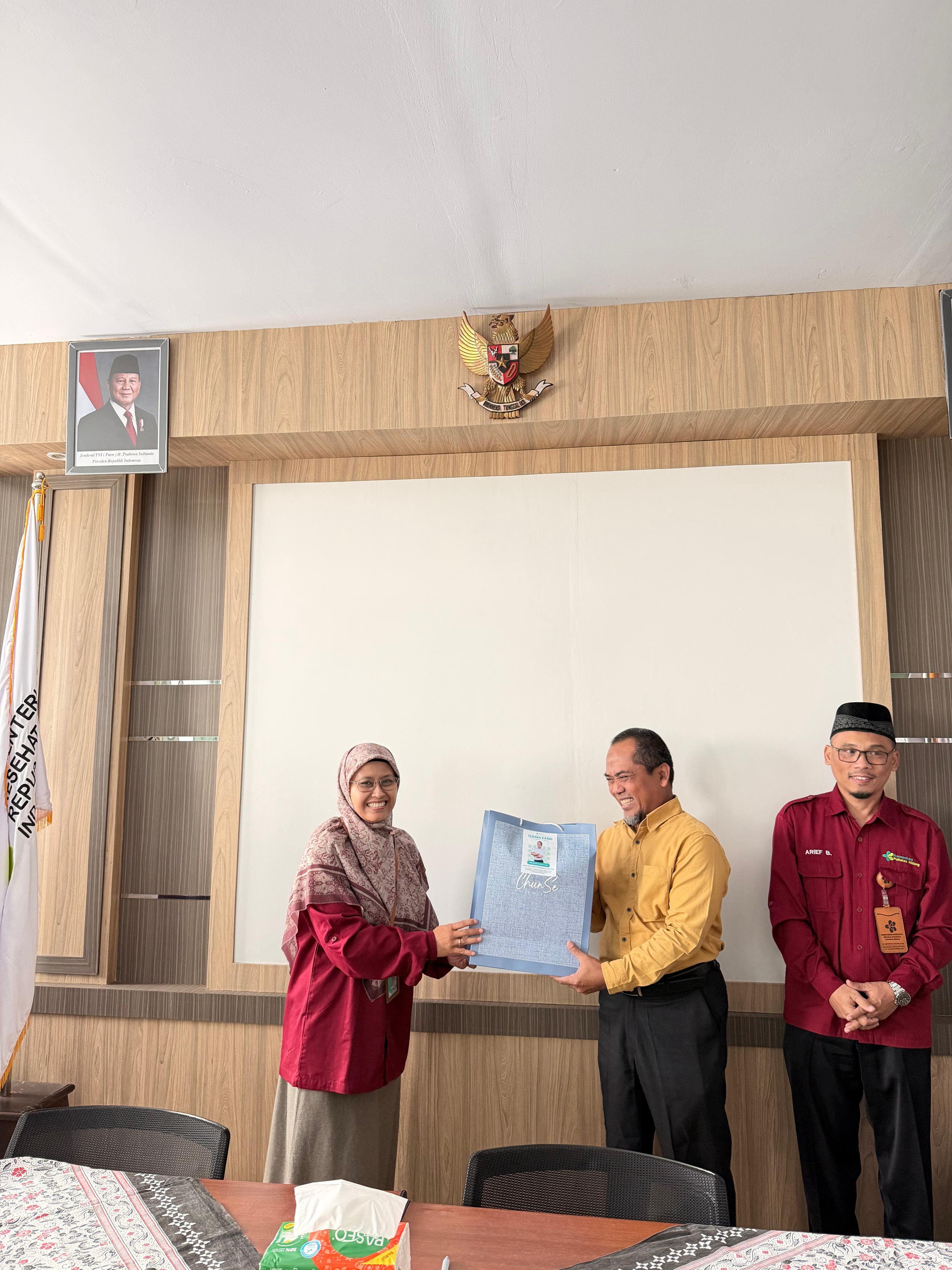Pemberian Cinderamata kepada Sekretaris Jurusan Periode 2023-2026 Pemberian Cinderamata kepada Sekretaris Jurusan Periode 2023-2026